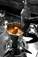 Гейзерна кавоварка bialetti moka express на 2 чашки для плити алюмінієва для варіння кави