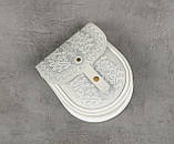 Шкіряна жіноча міні-сумочка з тисненим орнаментом "Дубочок" білого кольору, 16×19×6 см, фото 6