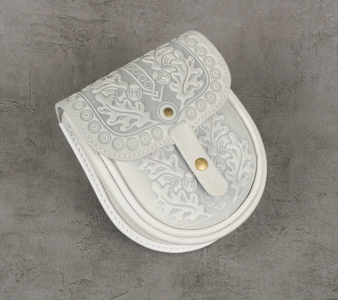 Шкіряна жіноча міні-сумочка з тисненим орнаментом "Дубочок" білого кольору, 16×19×6 см, фото 1