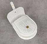 Шкіряна жіноча міні-сумочка з тисненим орнаментом "Дубочок" білого кольору, 16×19×6 см, фото 9