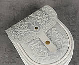 Шкіряна жіноча міні-сумочка з тисненим орнаментом "Дубочок" білого кольору, 16×19×6 см, фото 3