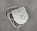 Шкіряна жіноча міні-сумочка з тисненим орнаментом "Дубочок" білого кольору, 16×19×6 см, фото 2