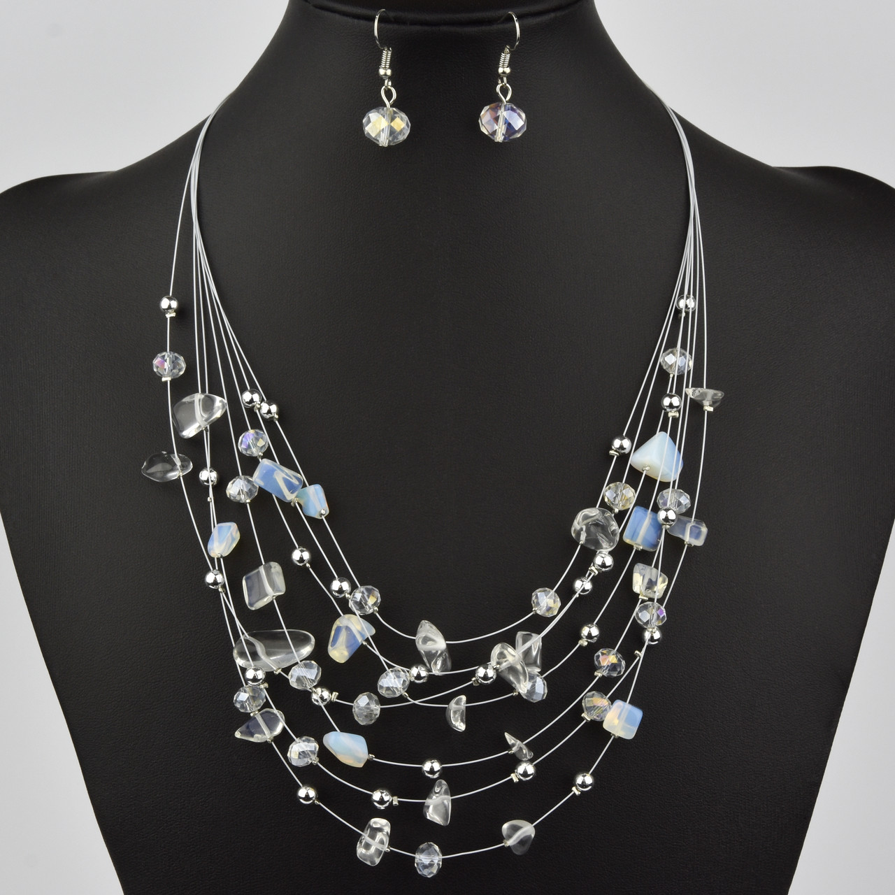 Комплект намистини та сережки жіночі довгі зі сріблястими намистинами та матовими намистинами