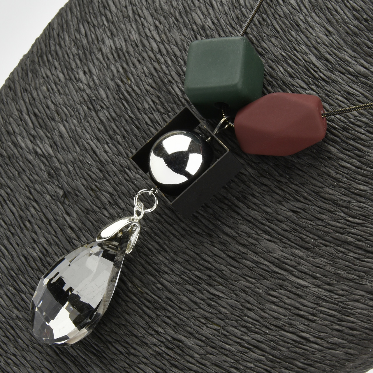 Кольє на металевій золотистій чорній ланцюжку з дерев'яними елементами та сірим кристалом довжина 70 см