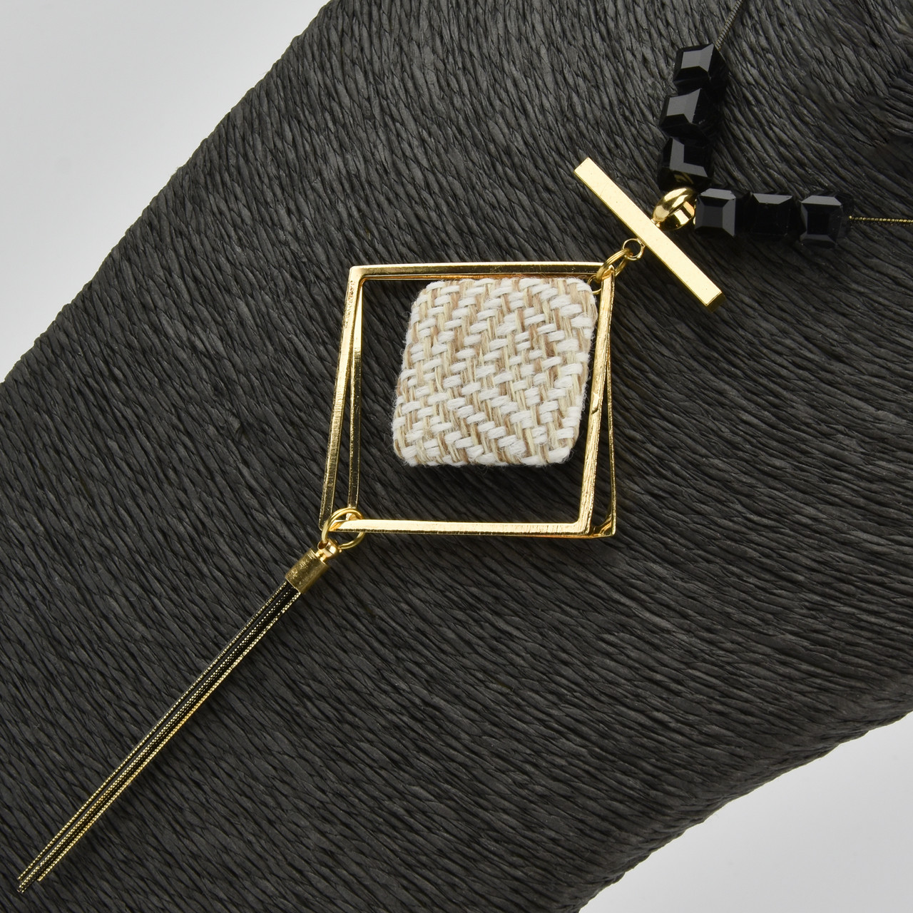 Кольє на металевій золотистій чорній ланцюжку з чорними кристалами та висувкою довжина 70 см