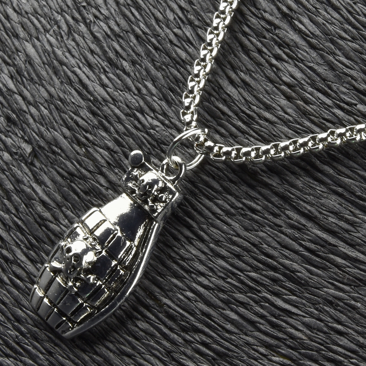 Ланцюг на шию довгий унісекс сріблястого кольору кулон граната з черепом застібка карабін довжина 65 см