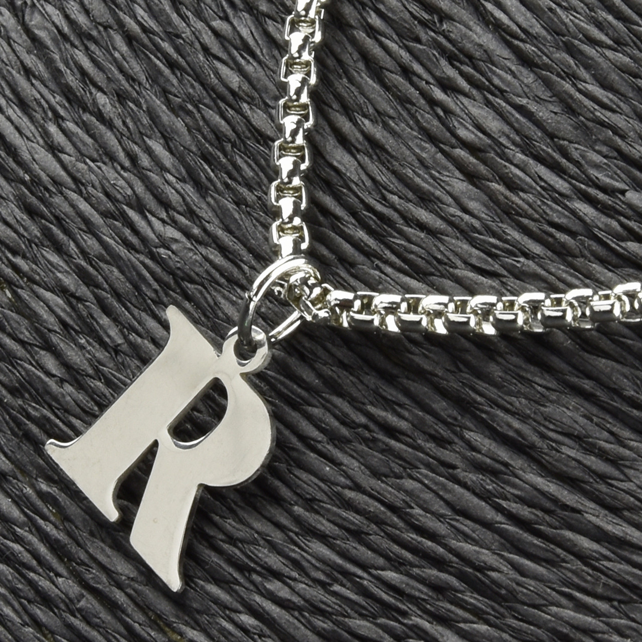 Ланцюг на шию довгий унісекс сріблястого кольору кулон із буквою застібка карабін довжина 65 см