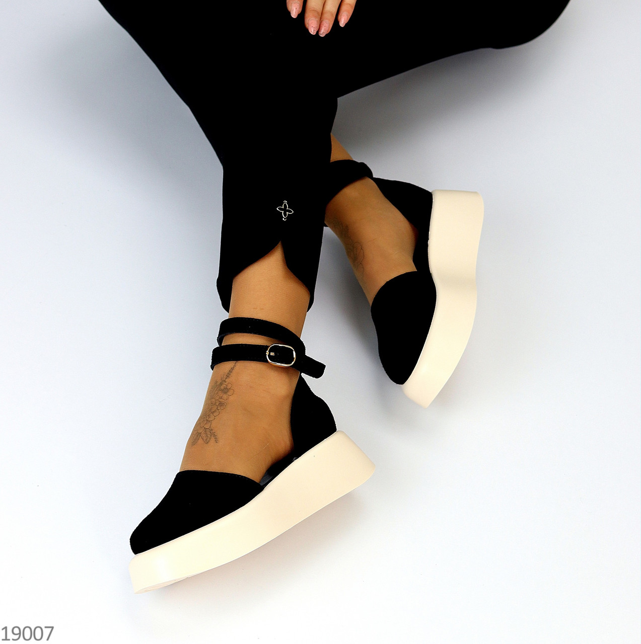 Шикарные черные замшевые открытые туфли на шлейке на бежевой подошве - фото 4 - id-p1945887473