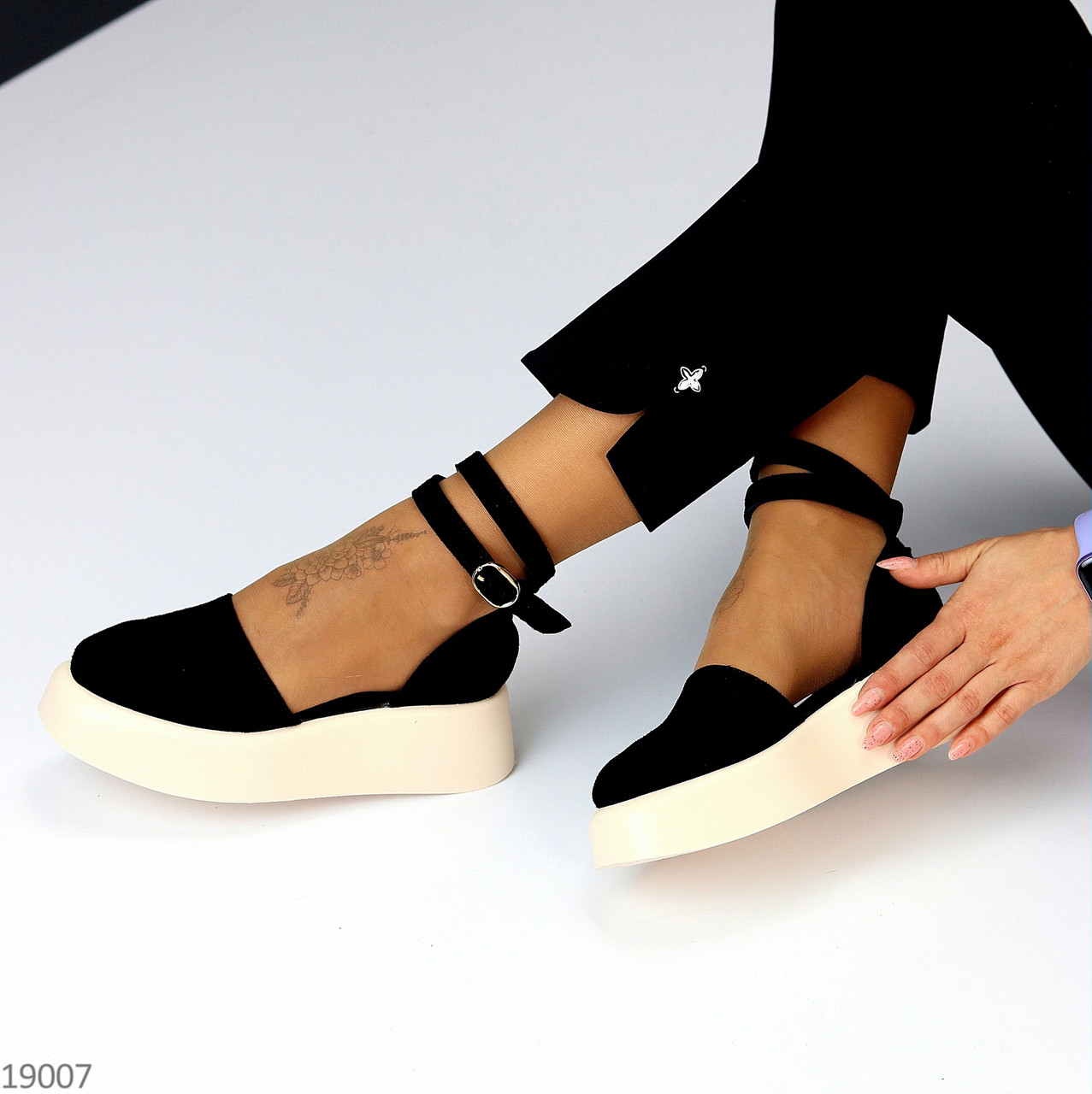 Шикарные черные замшевые открытые туфли на шлейке на бежевой подошве - фото 1 - id-p1945887473