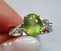 Серебряное кольцо с африканским пренитом 2.28 ct в овальной огранке 9х7мм и белыми топазами