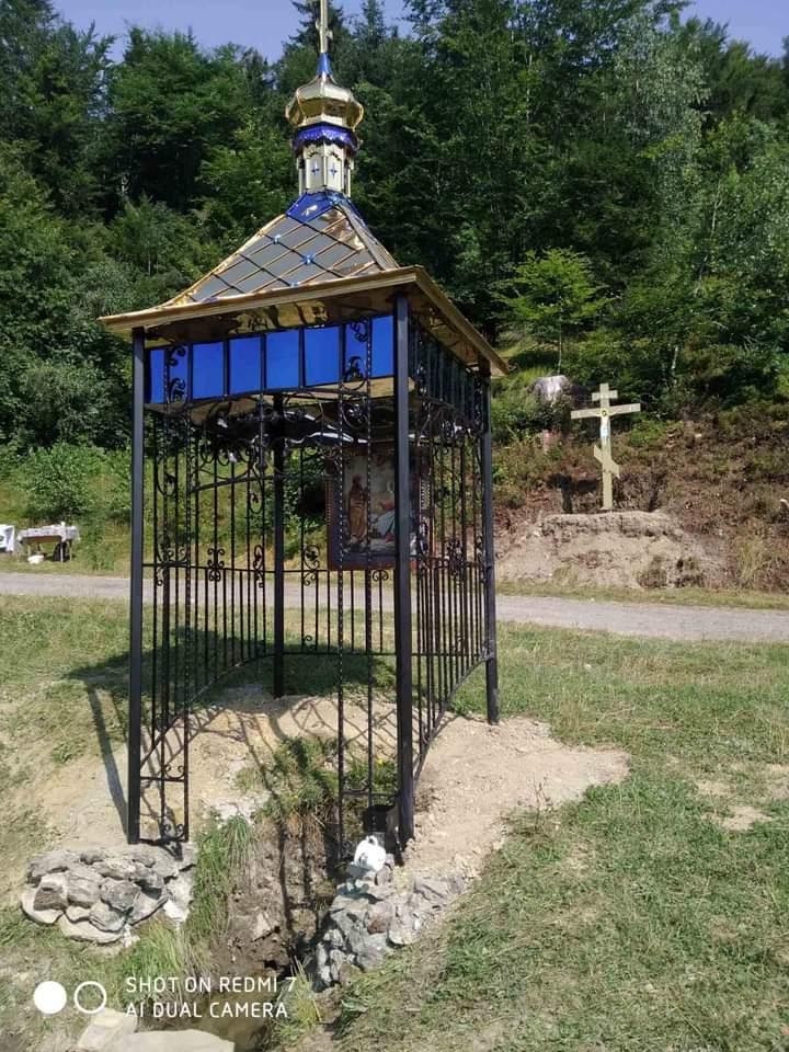 Дах із куполком із булату для джерела 1,5×1,5×2 м висоти