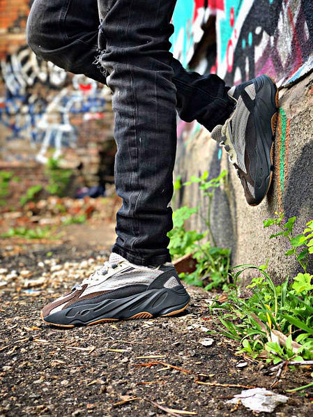 Kanye yeezy 700 deals
