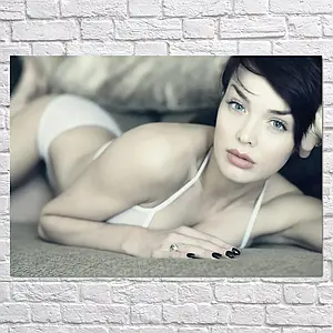 Плакат "Дівчина в купальнику на дивані", 43×60см