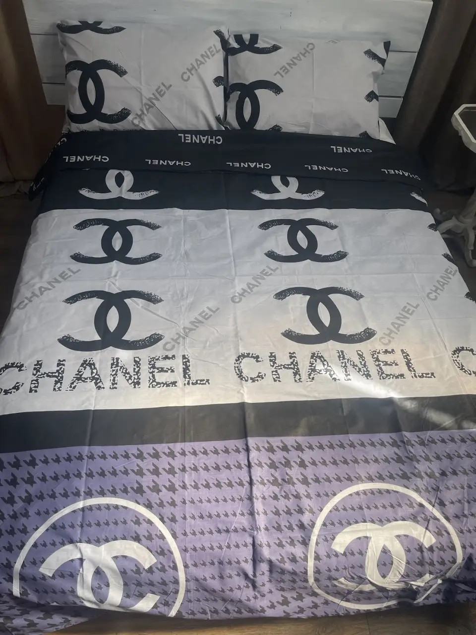 Комплект постільної білизни з Бязі Голд, з принтом "Шанель" з чорним, полуторний, фото 1