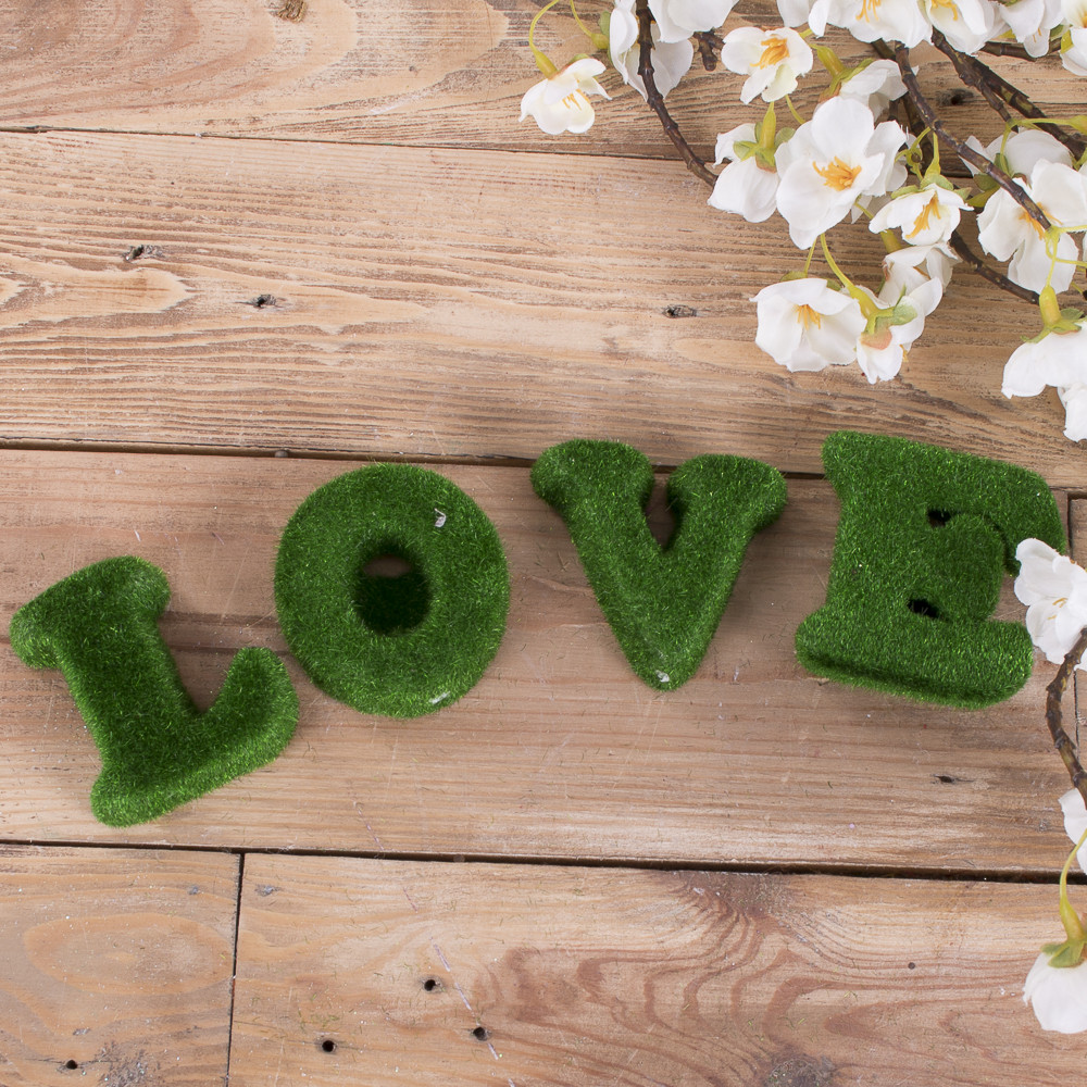 Букви Love зелені