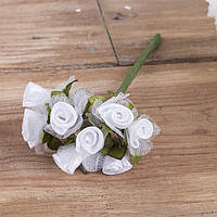 Бутоньєрка трояндочка з фатіном біла