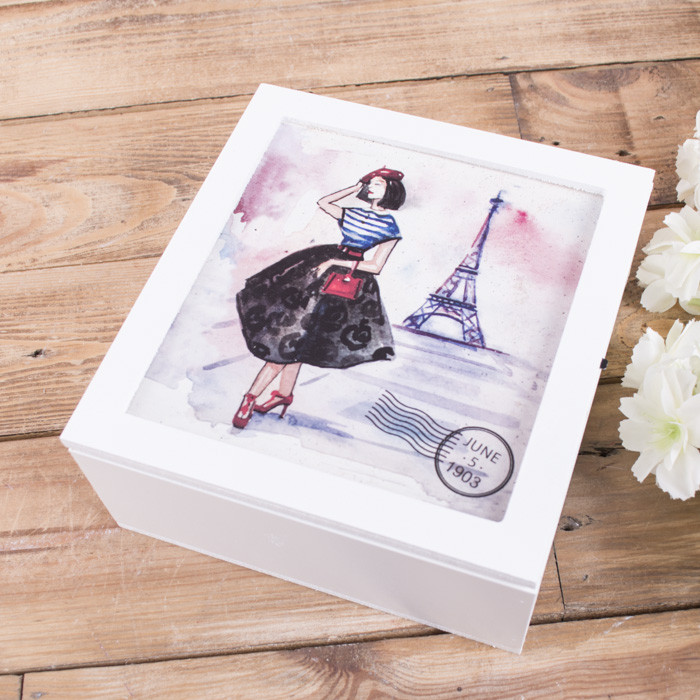 Скринька квадратна " дівчина в Парижі"