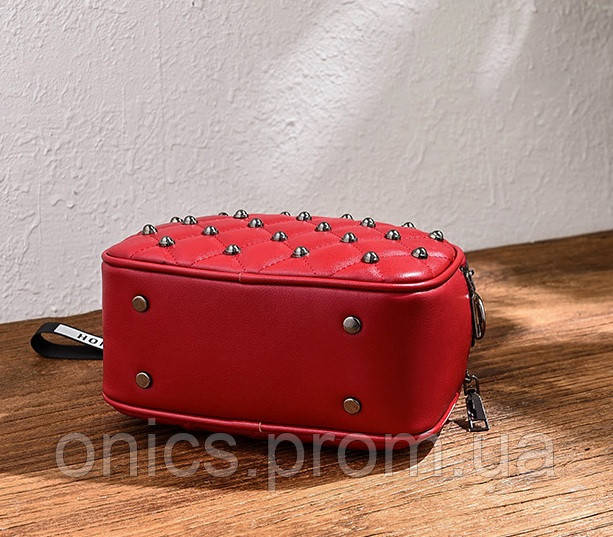 Женская мини сумка с меховой подвеской. Маленькая сумочка для девушек стеганная с меховым брелком Красный - фото 5 - id-p1946665033