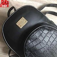 Модный женский рюкзак не большого размера, черного цвета со змеиным принтом, из качественной эко кожи хорошее
