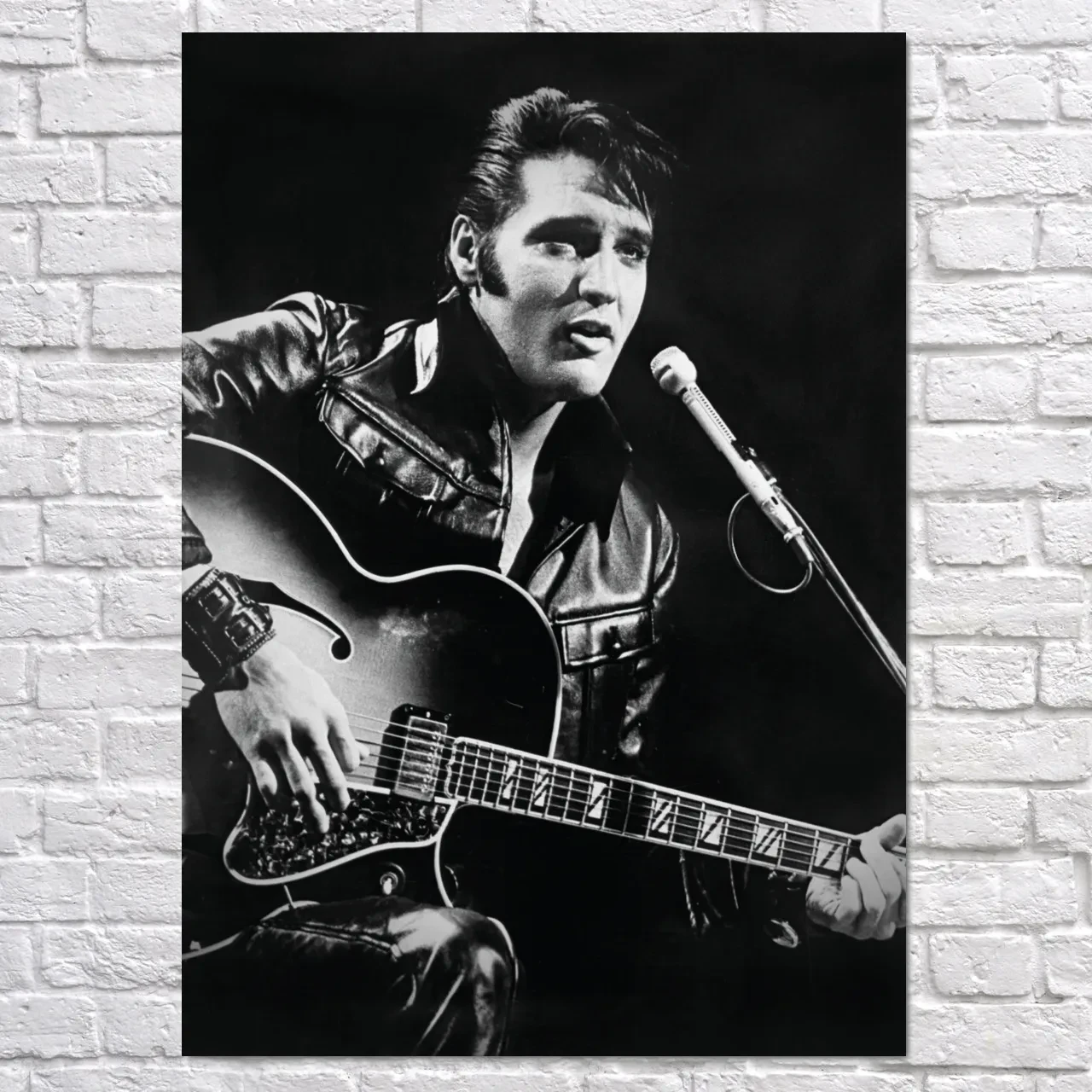 Плакат "Елвіс Преслі з гітарою на концерті, 1977, Elvis Presley", 60×43см