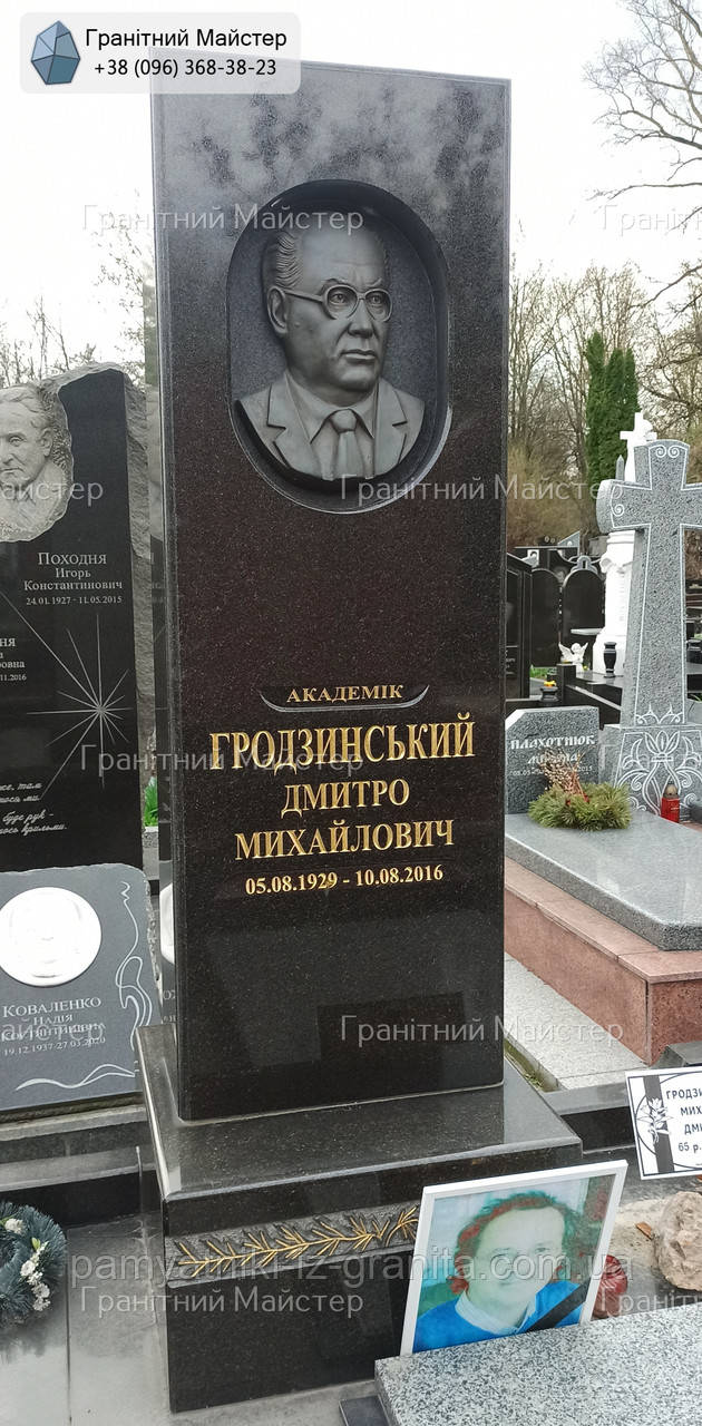 Скульптура бюст чоловіка з граніту № 1460