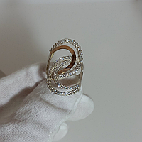 Красивое женское серебряное кольцо с золотыми пластинами и сверкающими фианитами