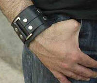 Широкий чоловічий браслет-манжета із декоративною металевою рамкою застібається на кнопки