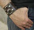 Чоловічий широкий шкіряний браслет-манжета прикрашений металевими декоративними рамками закривається на кнопки, фото 2