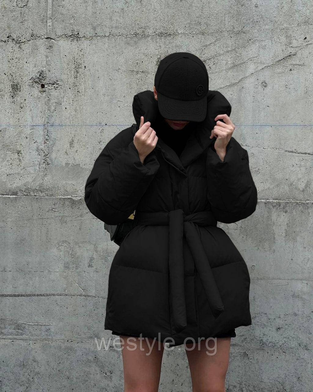 Пуховик жіночий подовжений із поясом — 015 чорний колір