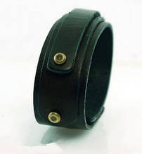 Чоловічий браслет з натуральної шкіри ручної роботи декорований шматочками шкіри та гвинтами