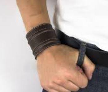 Широкий чоловічий браслет-манжета із натуральної шкіри закривається на кнопки, фото 1