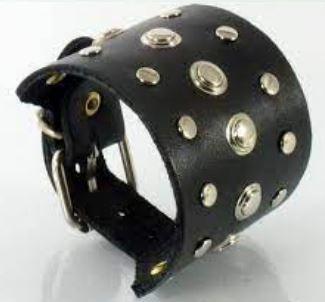 Широкий оригінальний жіночий браслет з натуральної шкіри та прикрашений декоративними металевими елементами, фото 1