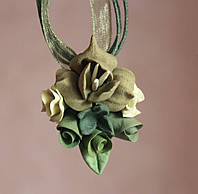Зеленый кулон ручной работы с цветами из полимерной глины "Лесной аромат"
