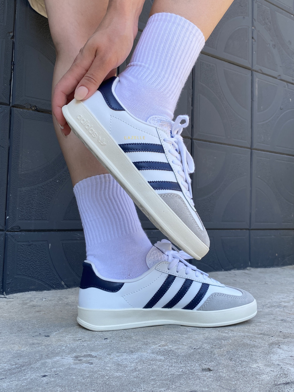 Adidas gazelle leather trainers white/navy hot sale
