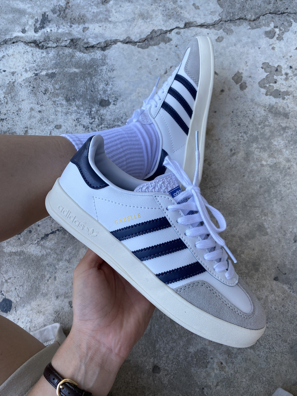 Adidas gazelle leather trainers white/navy hotsell