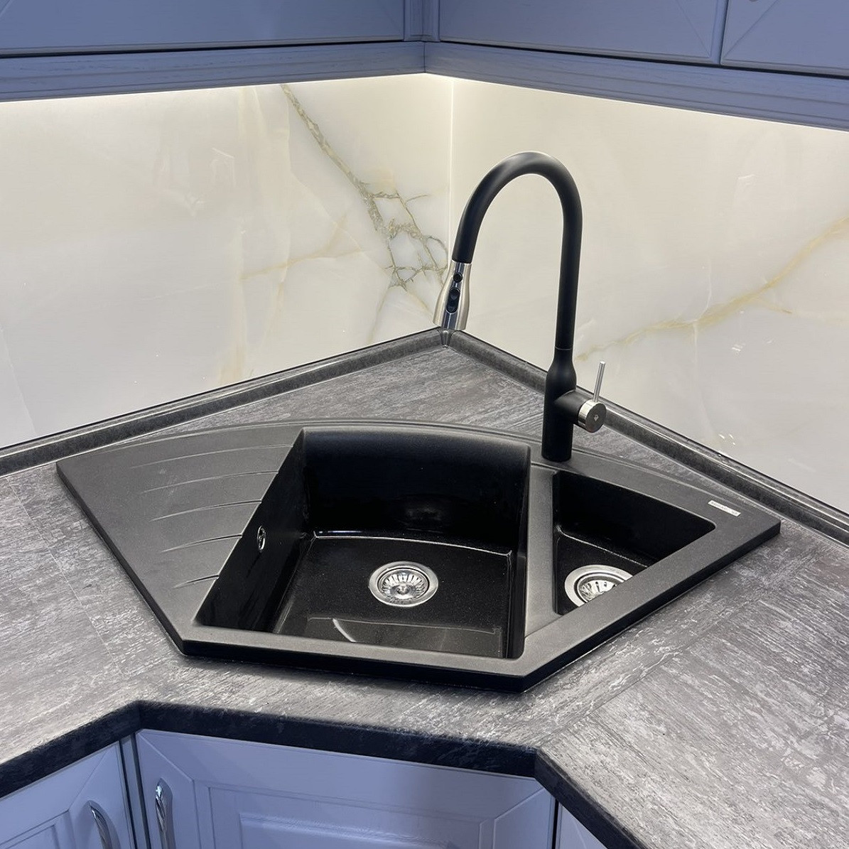 Чорна гранітна кутова мийка MIRAGGIO Europe Black 11058