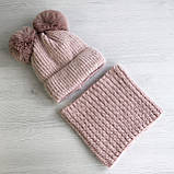 Зимовий дитячий комплект пудра для дівчинки 5 6 7 8 років: тепла шапка на флісі з двома помпонами + снуд хомут пудровий, фото 8