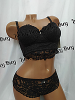 Комплект женского белья с бюстье черного цвета.