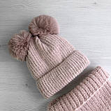 Теплий набір для дівчинки 5 6 7 8 років: зимова дитяча шапка пудра на флісі з 2 натуральними помпонами + шарф хомут пудровий, фото 9