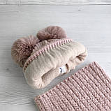 Дитячий набір для дівчинки 5-6-7-8 років пудровий: тепла зимова шапка на флісі з двома натуральними помпонами + шарф хомут пудра, фото 6