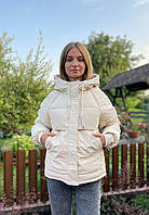 Молочная женская куртка с капюшоном осенняя