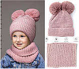 Теплий комплект пудровий для дівчинки 5 6 7 8 років: зимова дитяча шапка на флісі з двома помпонами з хутра + снуд хомут пудра, фото 10