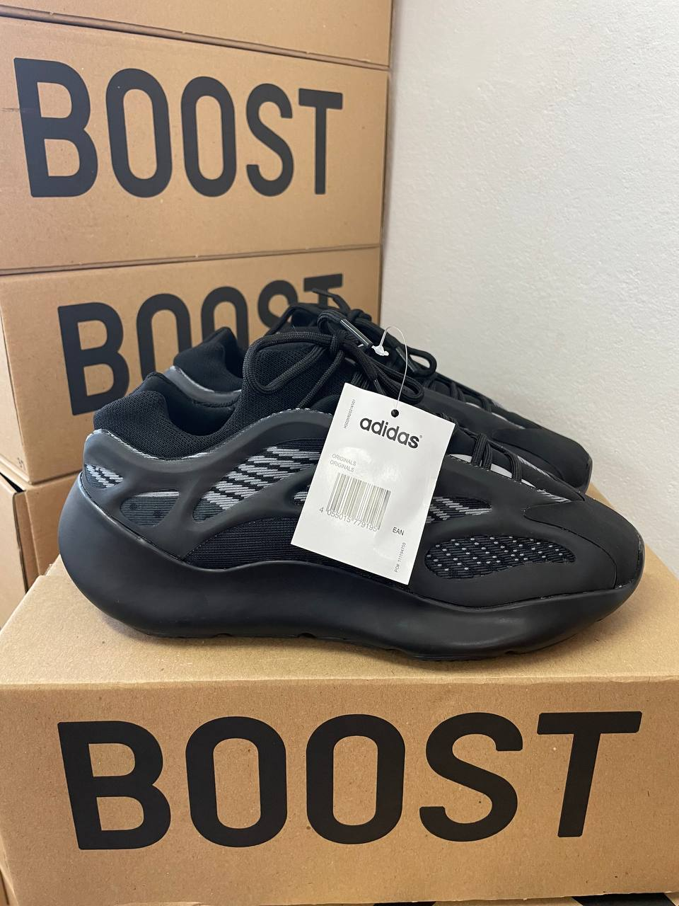 Кроссовки Adidas Yeezy 700 v3 black Alvah / Адидас Изи 700 черные - фото 4 - id-p1947632634