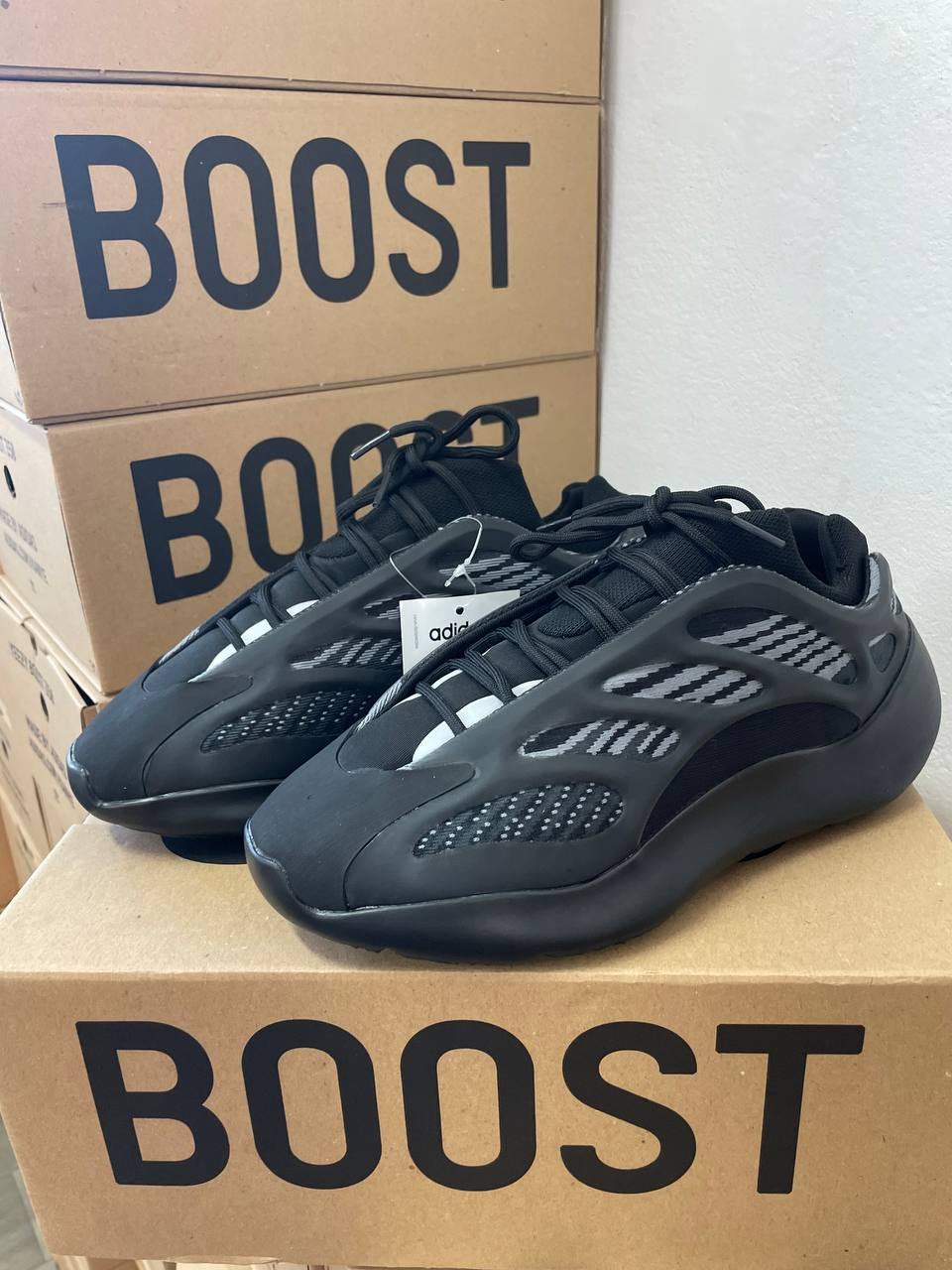 Кроссовки Adidas Yeezy 700 v3 black Alvah / Адидас Изи 700 черные - фото 6 - id-p1947632634