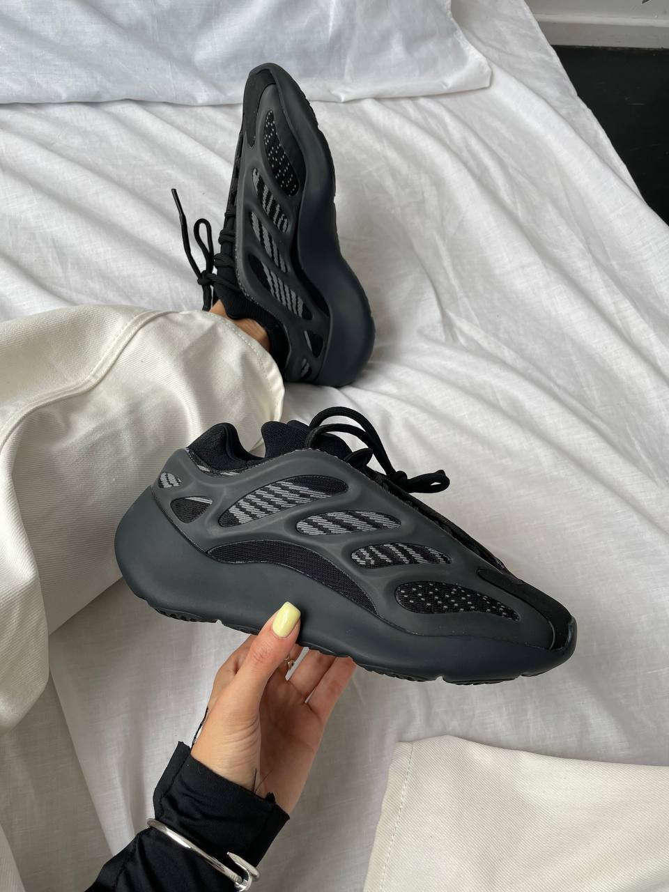 Кроссовки Adidas Yeezy 700 v3 black Alvah / Адидас Изи 700 черные - фото 1 - id-p1947632634