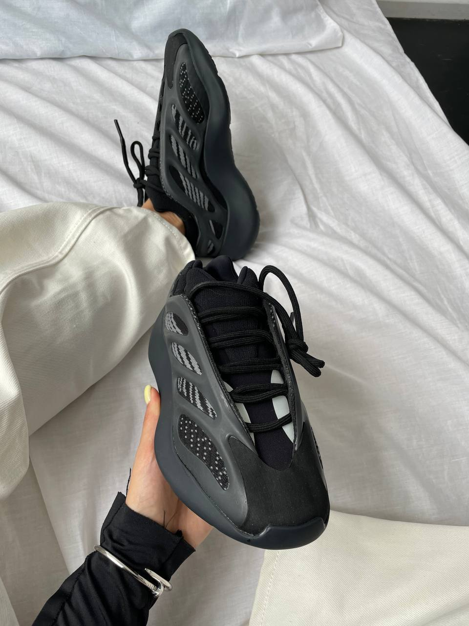 Кроссовки Adidas Yeezy 700 v3 black Alvah / Адидас Изи 700 черные - фото 2 - id-p1947632634