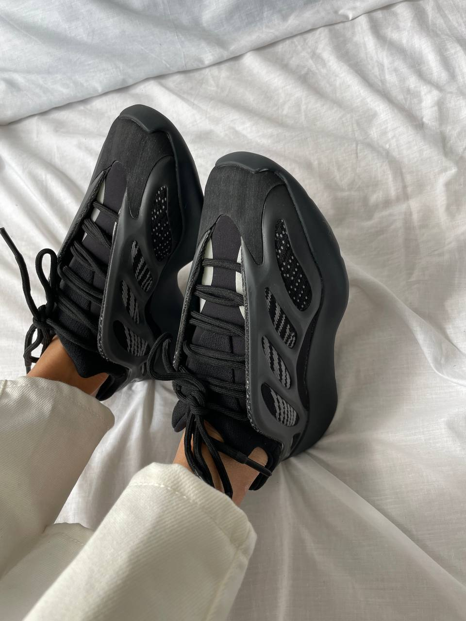 Кроссовки Adidas Yeezy 700 v3 black Alvah / Адидас Изи 700 черные - фото 8 - id-p1947632634