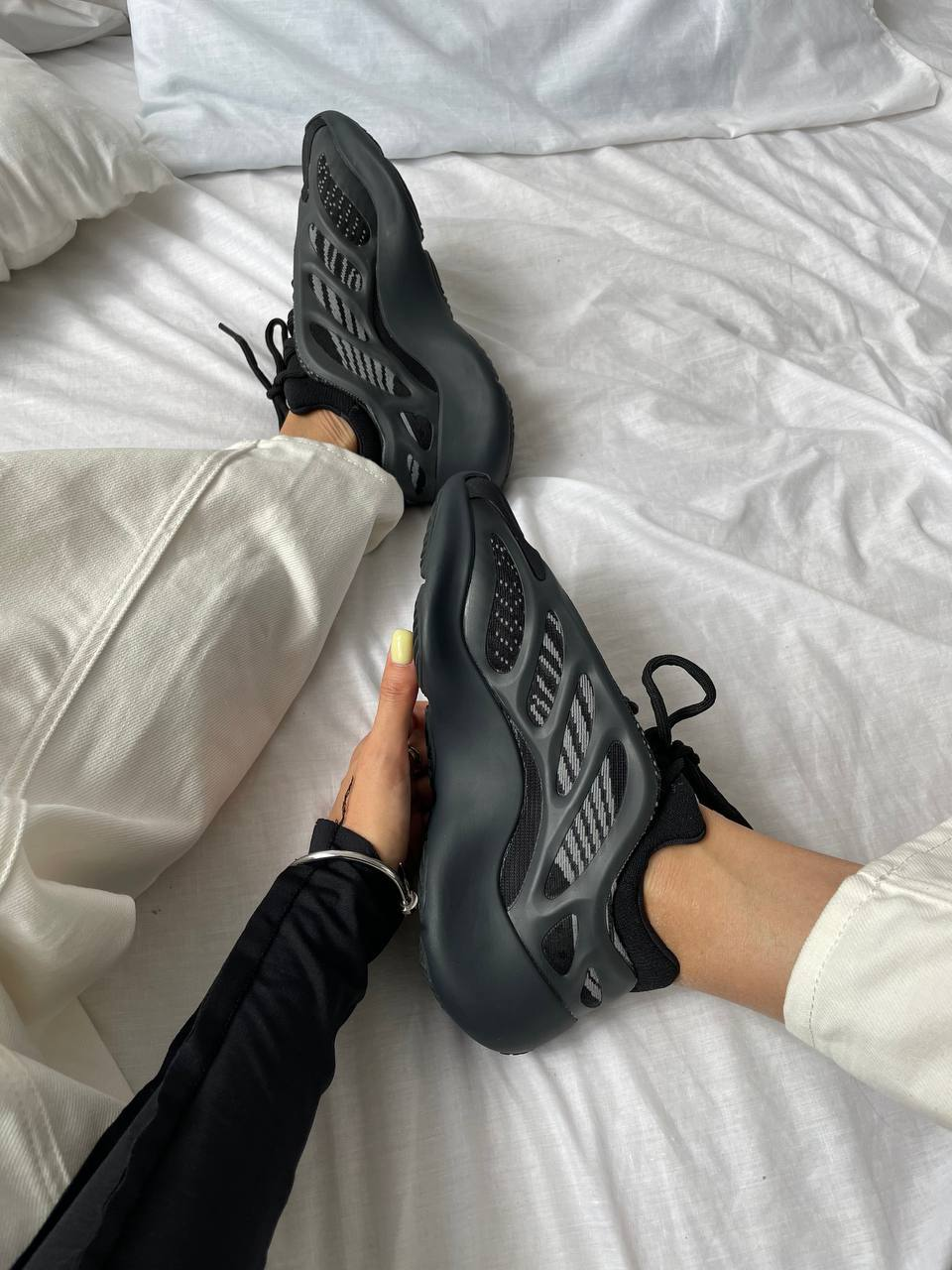 Кроссовки Adidas Yeezy 700 v3 black Alvah / Адидас Изи 700 черные - фото 10 - id-p1947632634