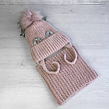Зимовий дитячий комплект для дівчинки 1-2-3-4 роки пудровий: тепла шапка на флісі з помпоном та шарф-хомут пудра, фото 2