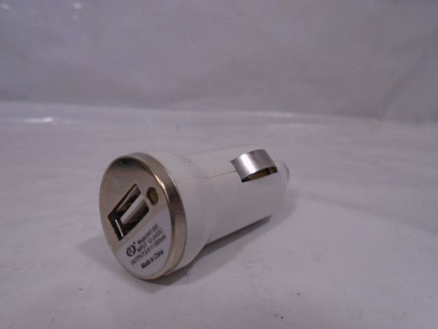 Зарядний пристрій USB у прикурювач автомобіля